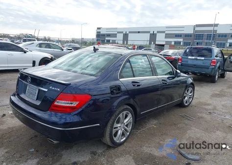 2012 Mercedes-Benz C 300 Luxury 4Matic z USA, uszkodzony, nr VIN WDDGF8BB7CR225483